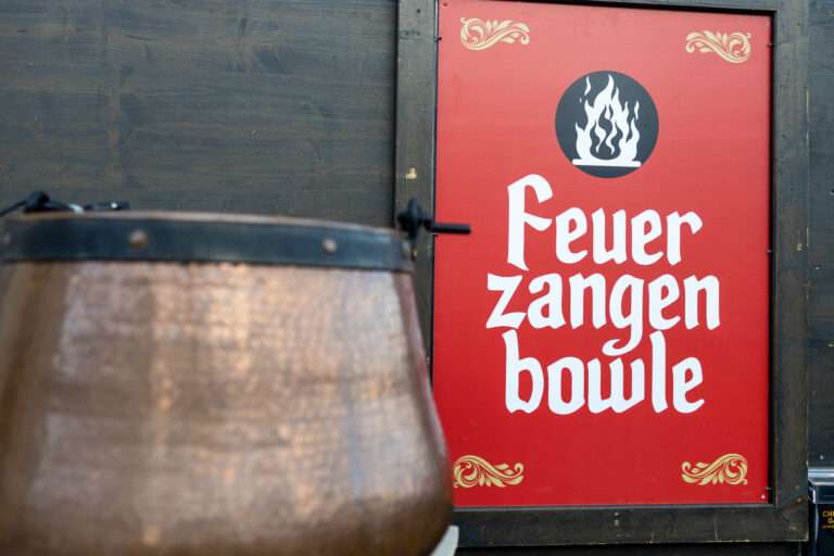 Wiener Feuerzangenbowle Stand Schild Nahaufnahme Belvedere